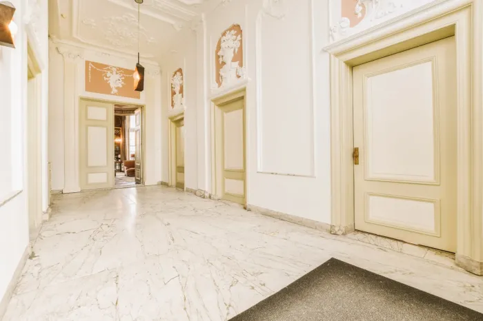 Couloir en marbre blanc après un nettoyage par décapage chimique
