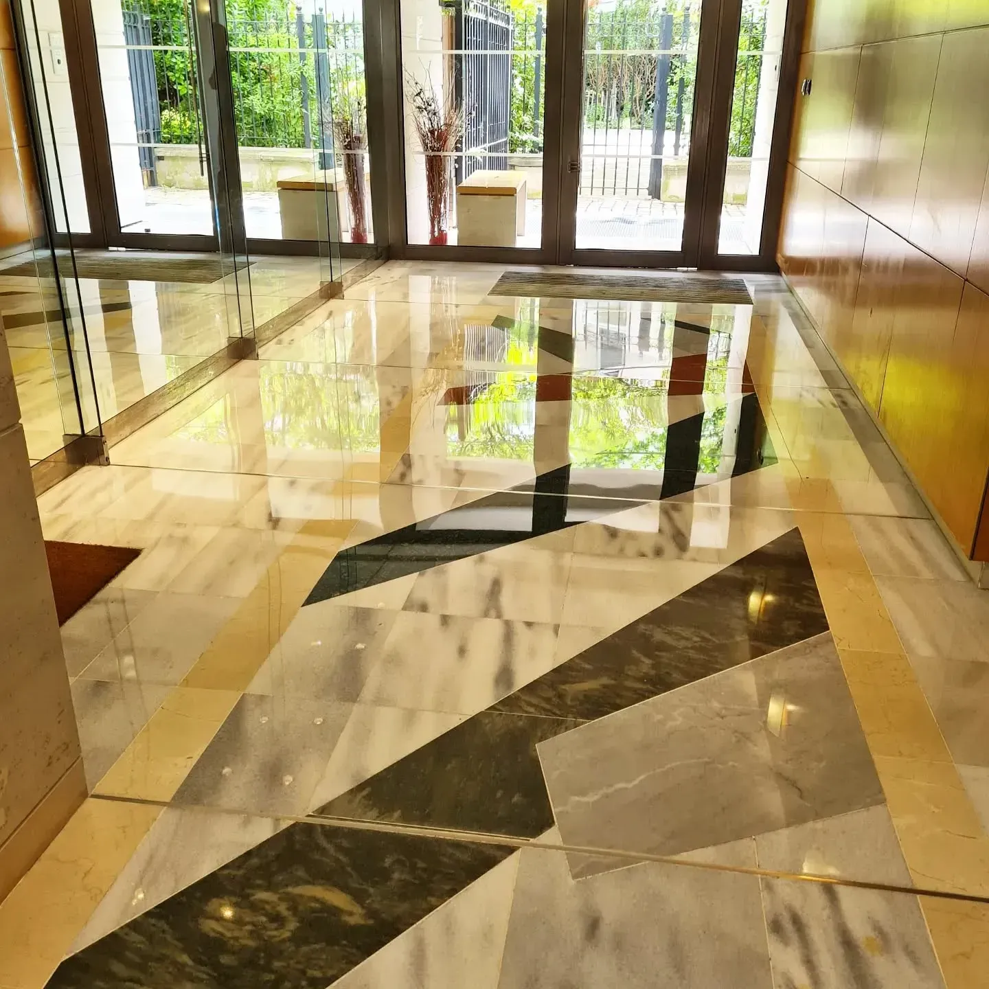 Hall d'entrée en marbre à Issy-les-Moulineaux après ponçage et cristallisation.