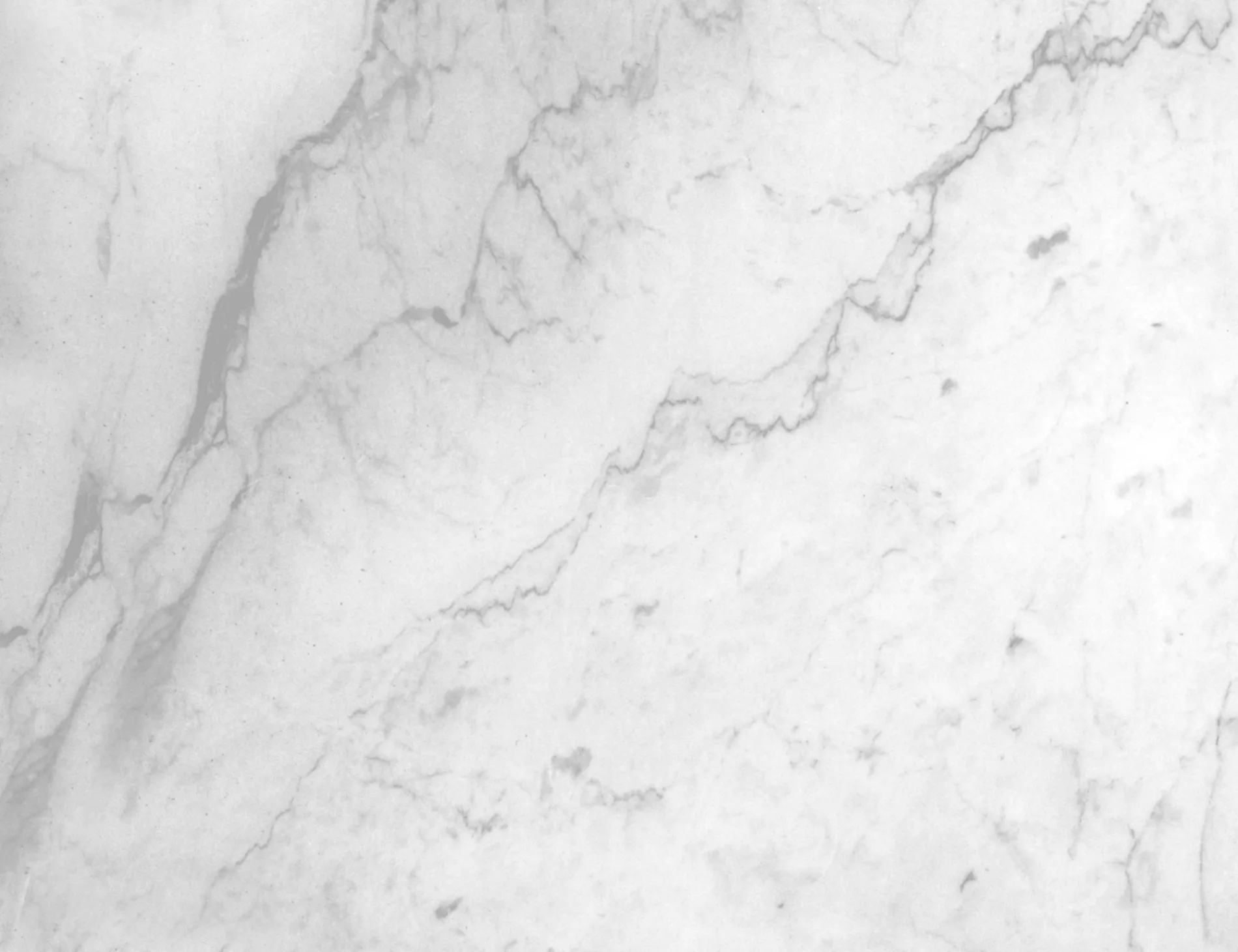 Gros plan sur la texture d'un marbre à Versailles après un traitement hydrofuge protecteur